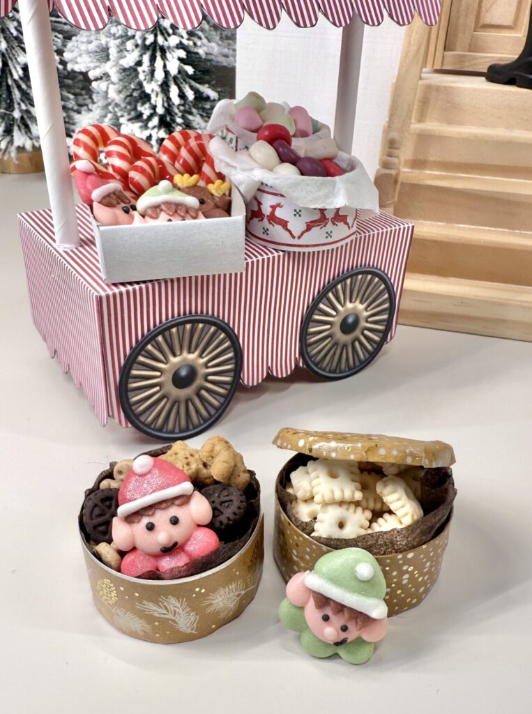 Wichteltür Marktstand DIY mit kostenloser Druckvorlage - Plätzchen Pickerd