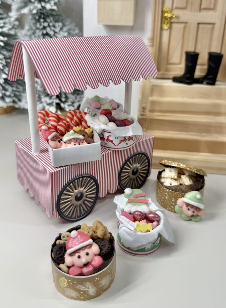 Wichteltür Marktstand DIY mit kostenloser Druckvorlage - Plätzchen Pickerd