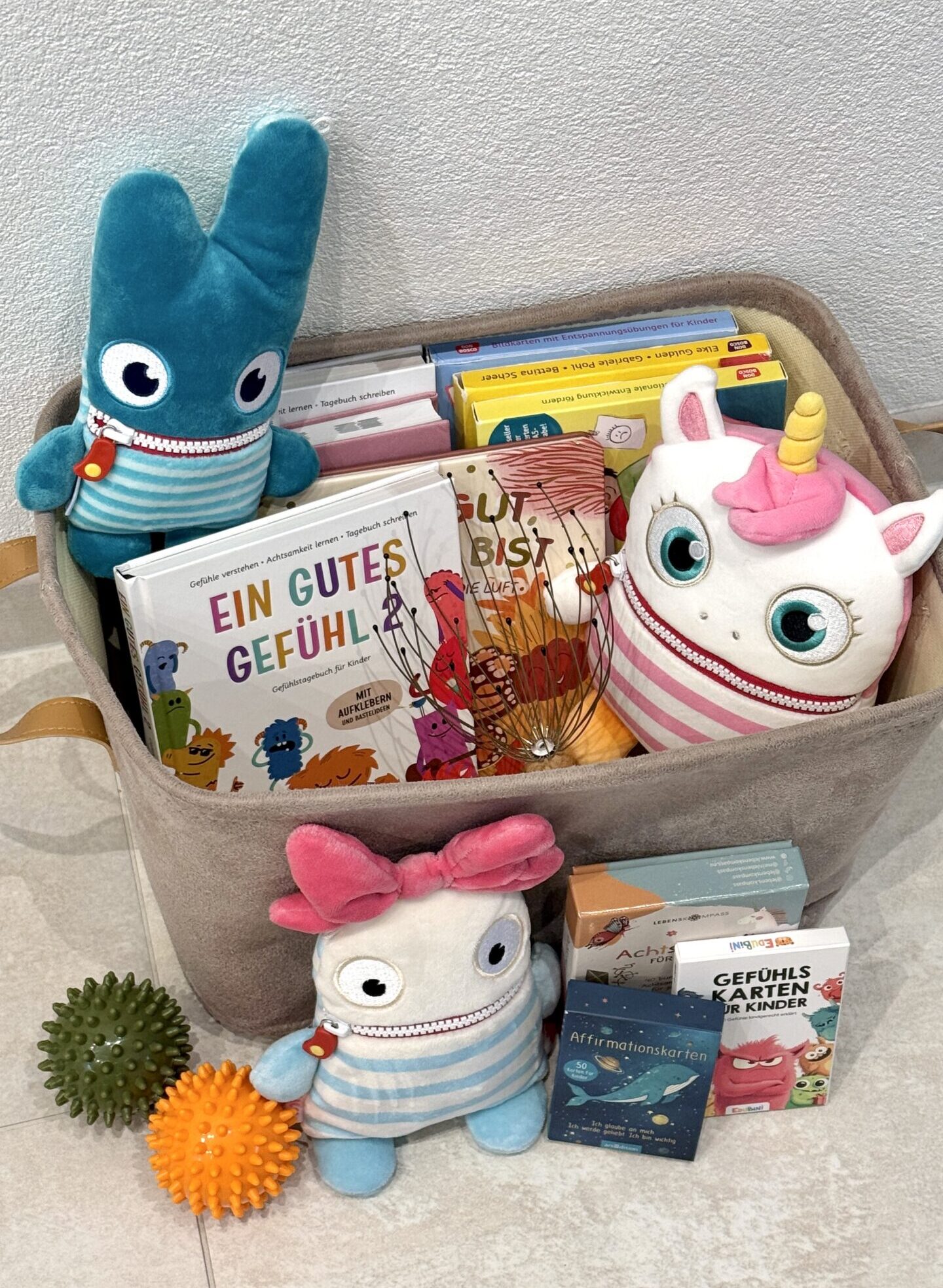 Gute-Nacht-Kiste für Kinder mit Sorgenfresser, Affirmationskarten, Gefühlstagebuch, Gefühlskarten, Massagebälle, etc