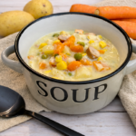 Kartoffel-Gemüsesuppe mit Würstchen