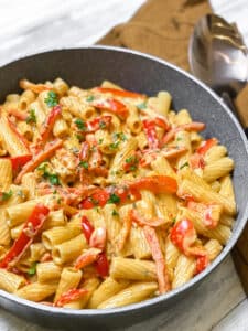 Read more about the article Penne in cremiger Paprikasoße – schnelles 20 Minuten-Rezept