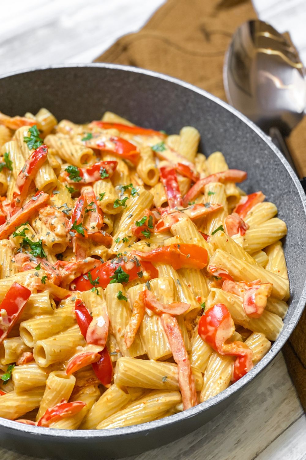 Read more about the article Penne in cremiger Paprikasoße – schnelles 20-Min-Rezept